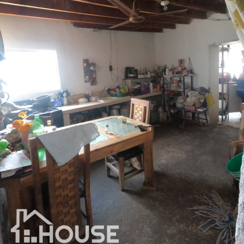 Casan venta en calle Falcon, Parras