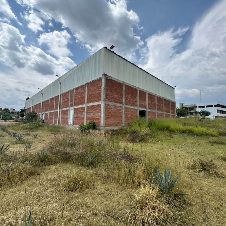 BODEGA EN CUILAPAM DE 940 M2 A ORILLA DE CARRETERA