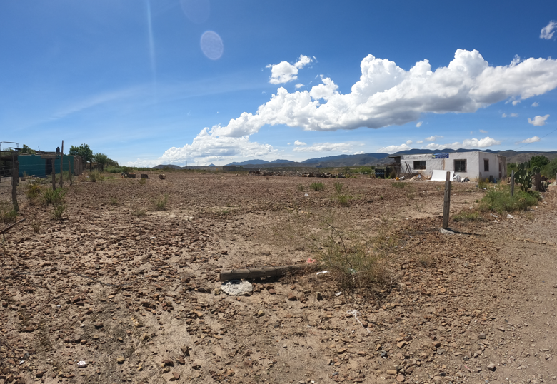 Casa con amplio terreno en Ejido Parras