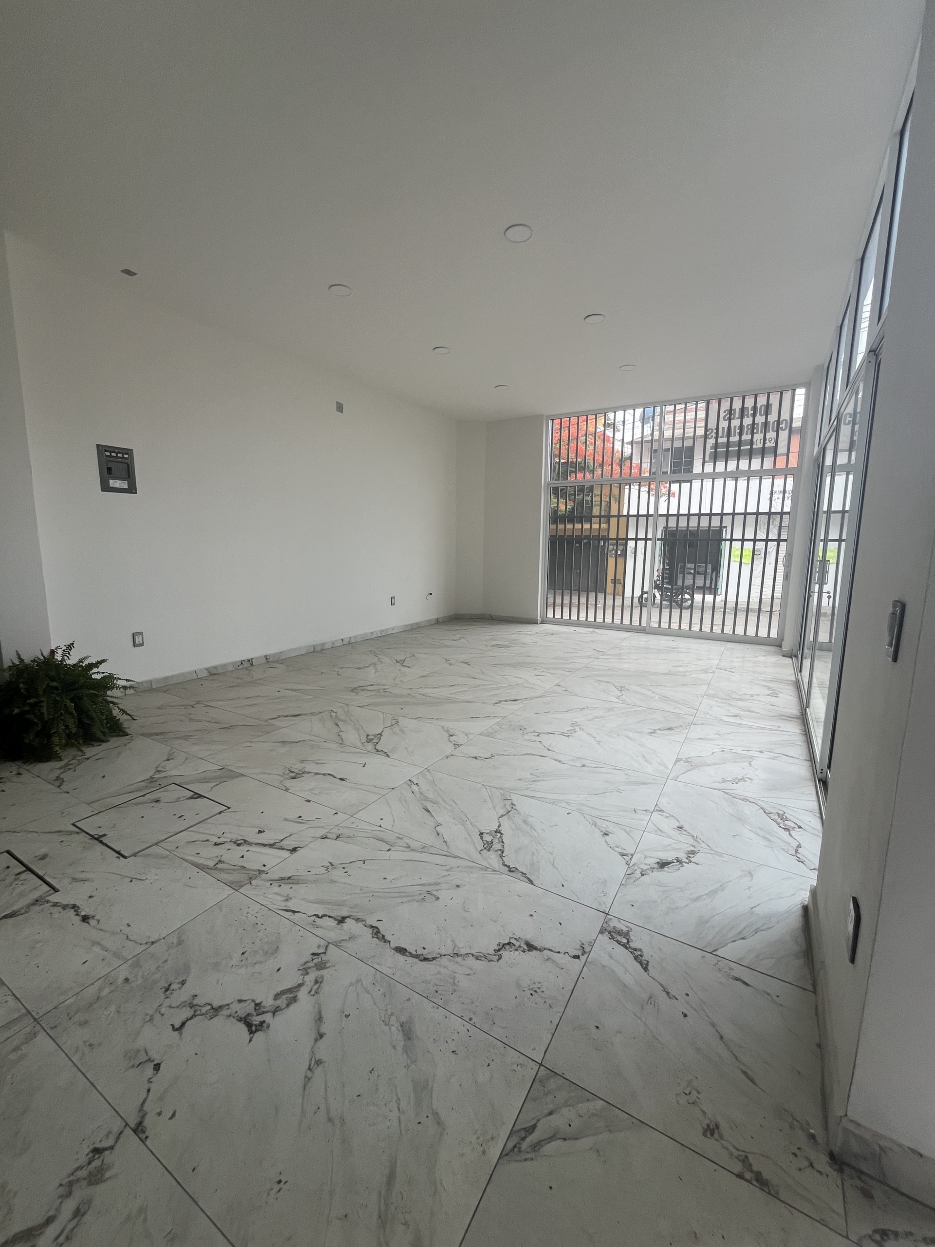 LOCAL 60 M2 EN COL. VOLCANES LISTO PARA ESTRENAR