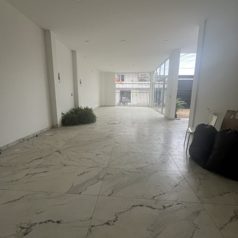 LOCAL 60 M2 EN COL. VOLCANES LISTO PARA ESTRENAR