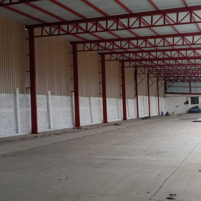 Renta de bodega de 1800 m2 en Símbolos Patrios