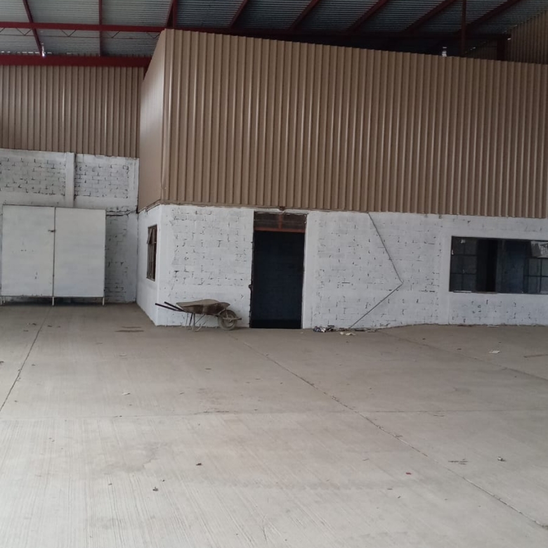 Renta de bodega de 1800 m2 en Símbolos Patrios