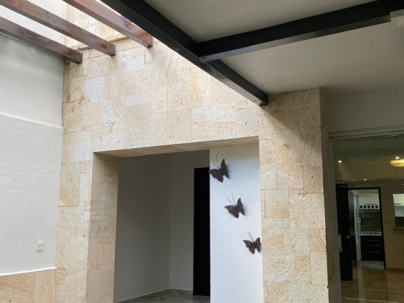 CASA EN RENTA DETRAS DE LA UABJO