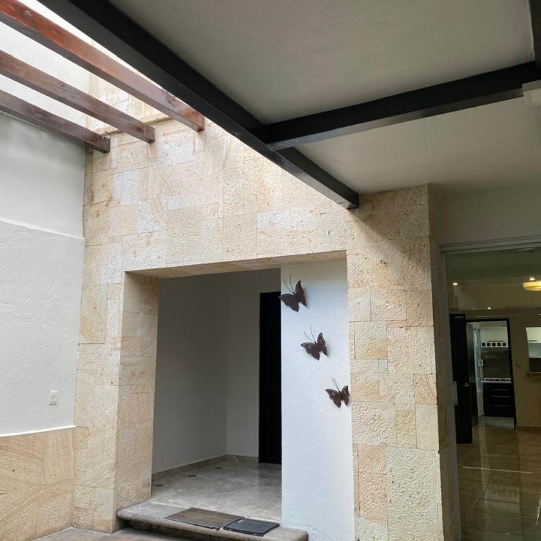 CASA EN RENTA DETRAS DE LA UABJO