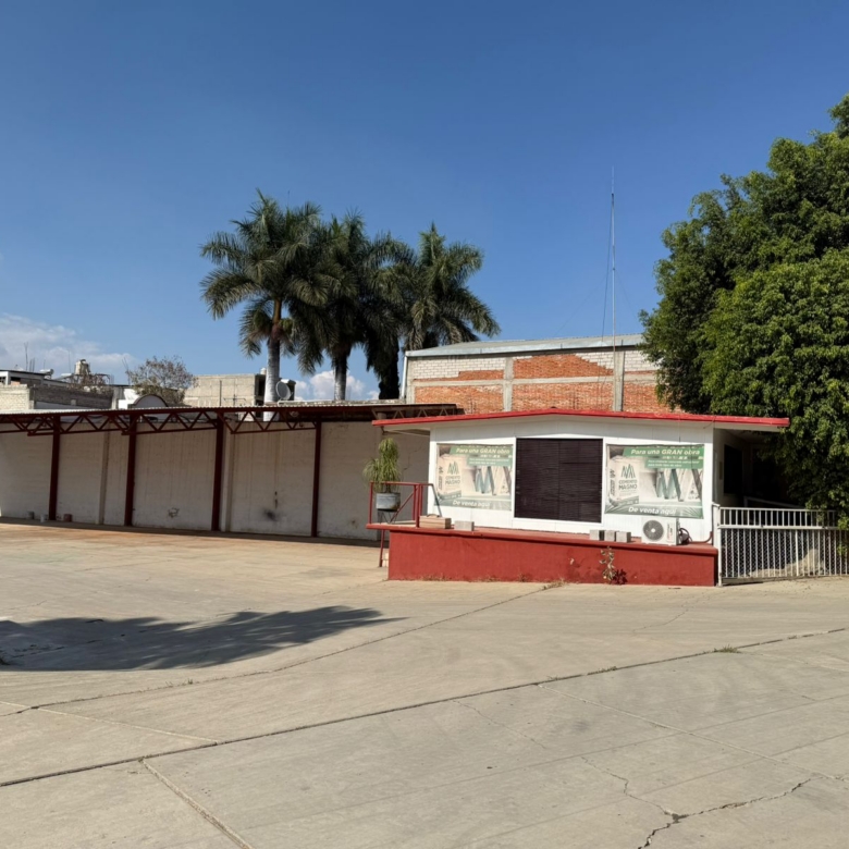 Renta de bodega con área de oficina en Símbolos Patrios