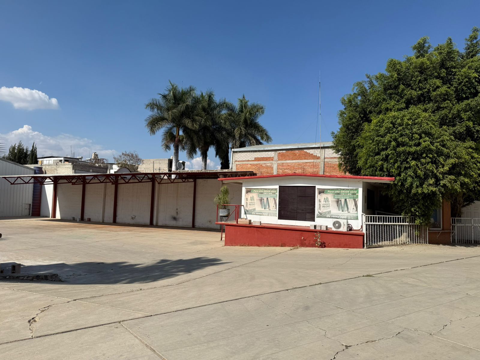 Renta de bodega con área de oficina en Símbolos Patrios