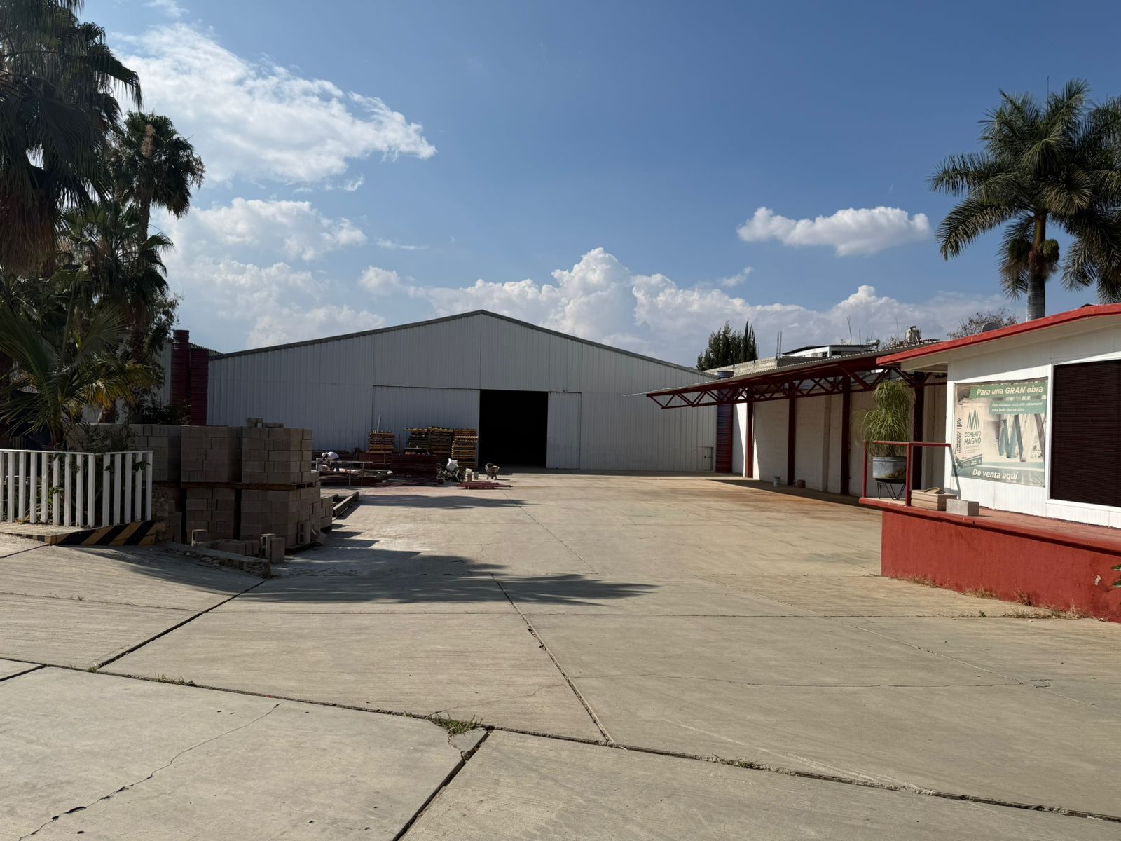 Renta de bodega con área de oficina en Símbolos Patrios