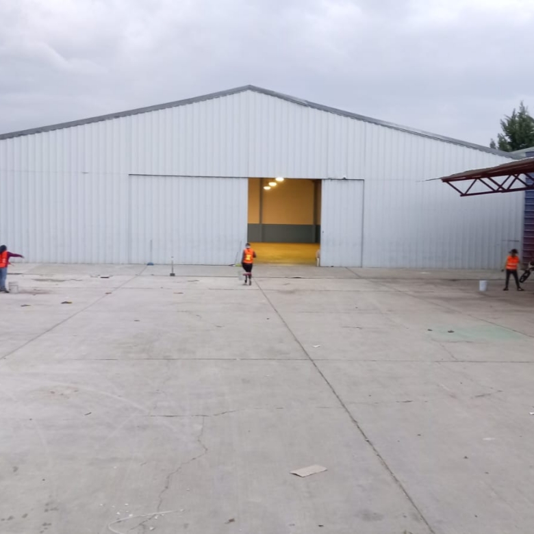 Renta de bodega con área de oficina en Símbolos Patrios