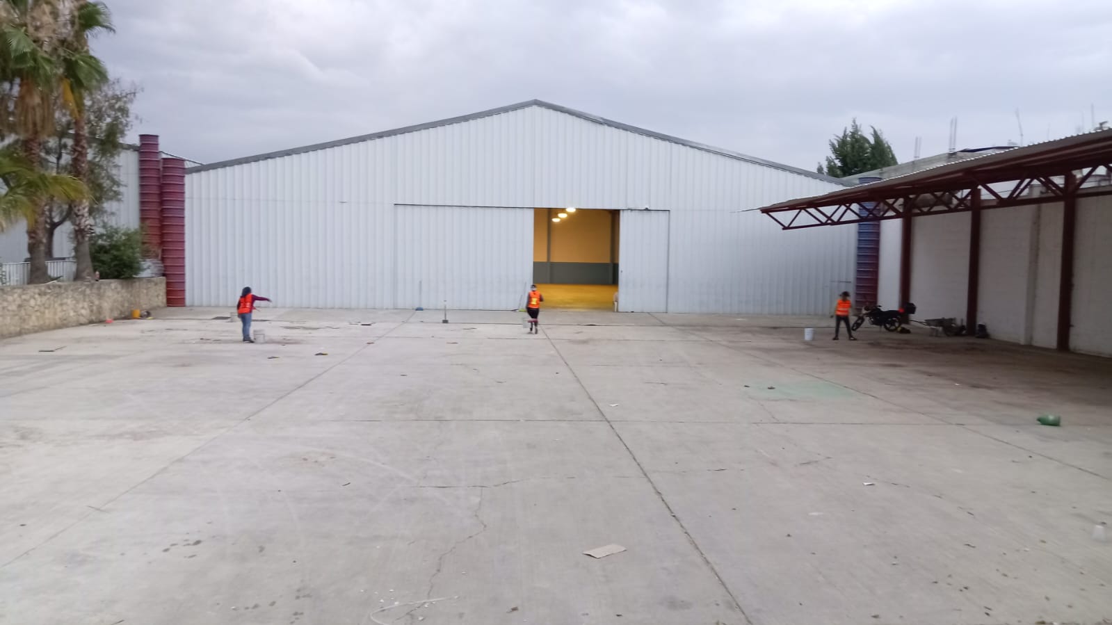 Renta de bodega con área de oficina en Símbolos Patrios