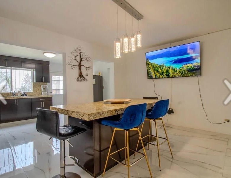 Oportunidad Única de Inversión en Playas de Tijuana: Casa Moderno y Espaciosa en Sección Jardines