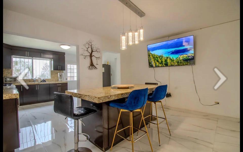Oportunidad Única de Inversión en Playas de Tijuana: Casa Moderno y Espaciosa en Sección Jardines