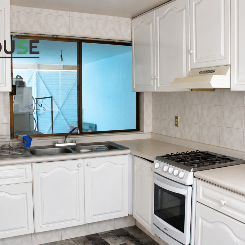 AMPLIA CASA EN VENTA 11 HABITACIONES FRACIONAMIENTO RINCON DE OCOLUSEN