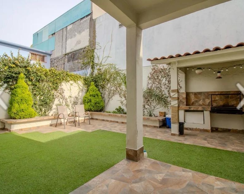 Oportunidad Única de Inversión en Playas de Tijuana: Casa Moderno y Espaciosa en Sección Jardines