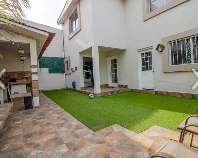 Oportunidad Única de Inversión en Playas de Tijuana: Casa Moderno y Espaciosa en Sección Jardines