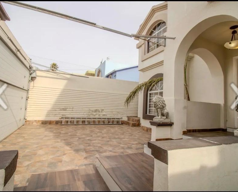 Oportunidad Única de Inversión en Playas de Tijuana: Casa Moderno y Espaciosa en Sección Jardines