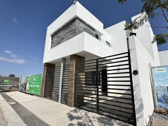 HERMOSA CASA UBICADA EN LA ZONA DIAMANTE DE AGUASCALIENTES.