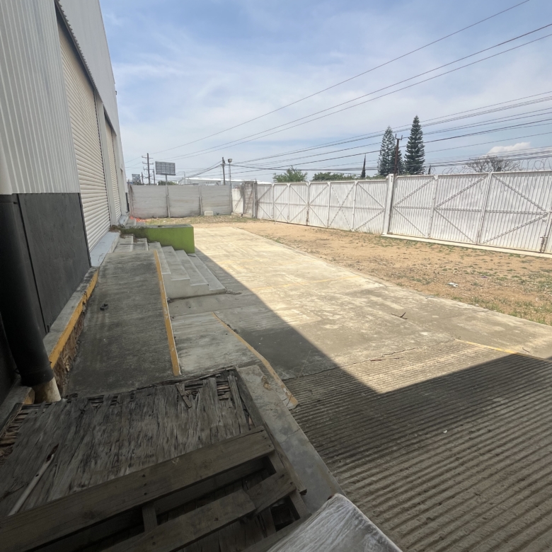 BODEGA EN CARRETRA CRISTOBAL COLON 1600 M2