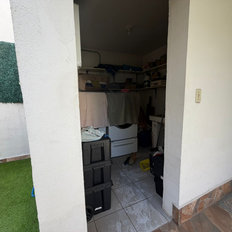 Oportunidad Única de Inversión en Playas de Tijuana: Casa Moderno y Espaciosa en Sección Jardines