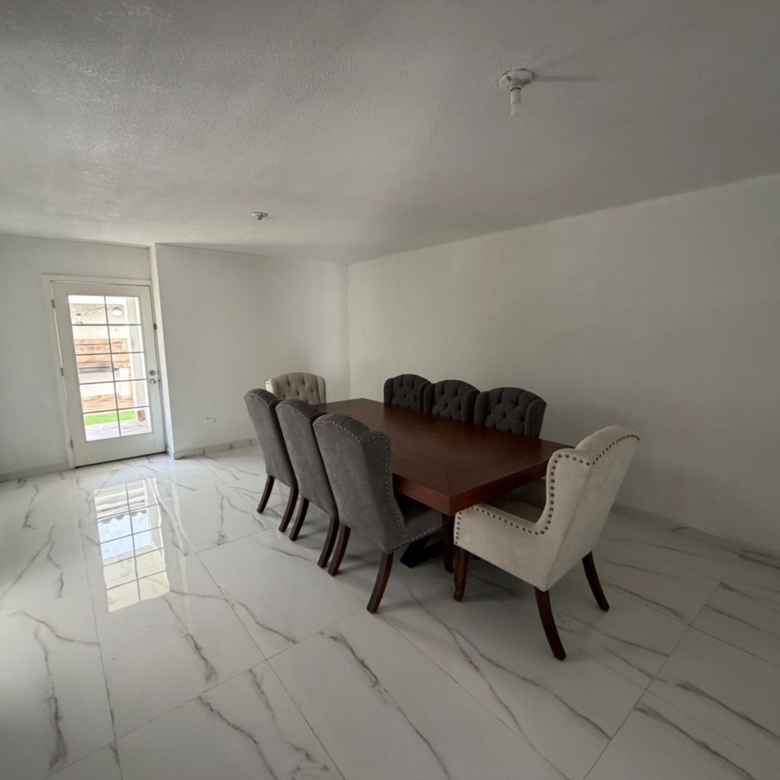 Oportunidad Única de Inversión en Playas de Tijuana: Casa Moderno y Espaciosa en Sección Jardines