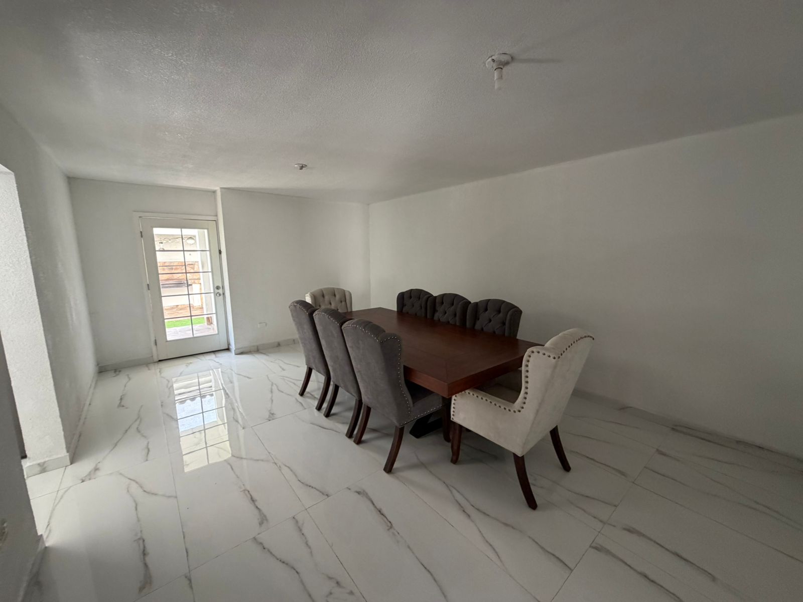 Oportunidad Única de Inversión en Playas de Tijuana: Casa Moderno y Espaciosa en Sección Jardines
