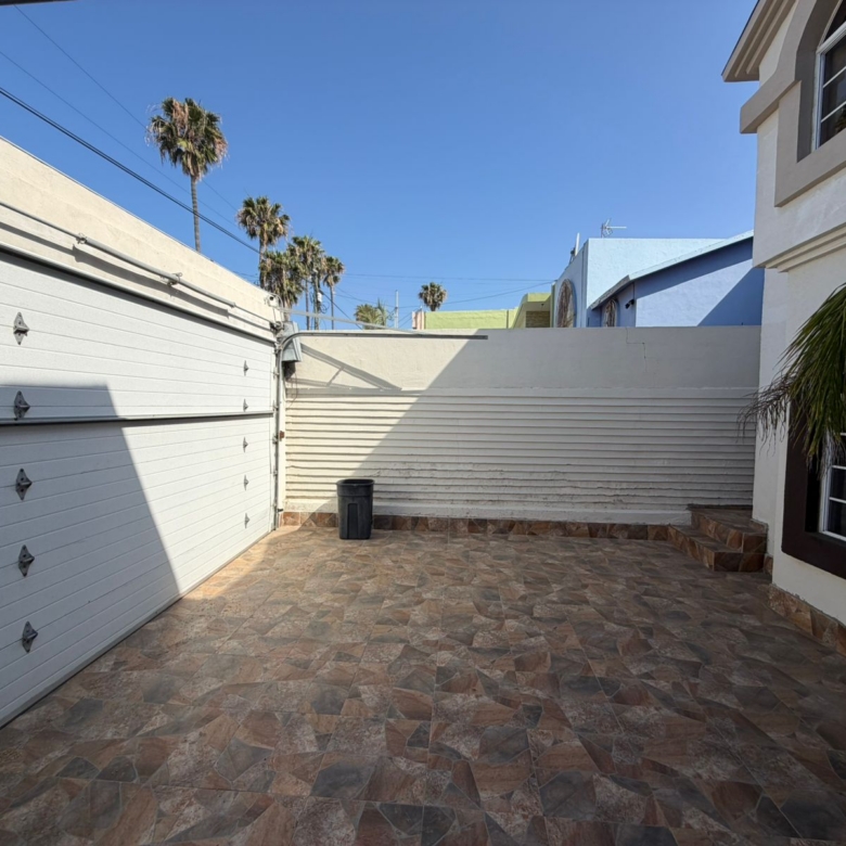 Oportunidad Única de Inversión en Playas de Tijuana: Casa Moderno y Espaciosa en Sección Jardines