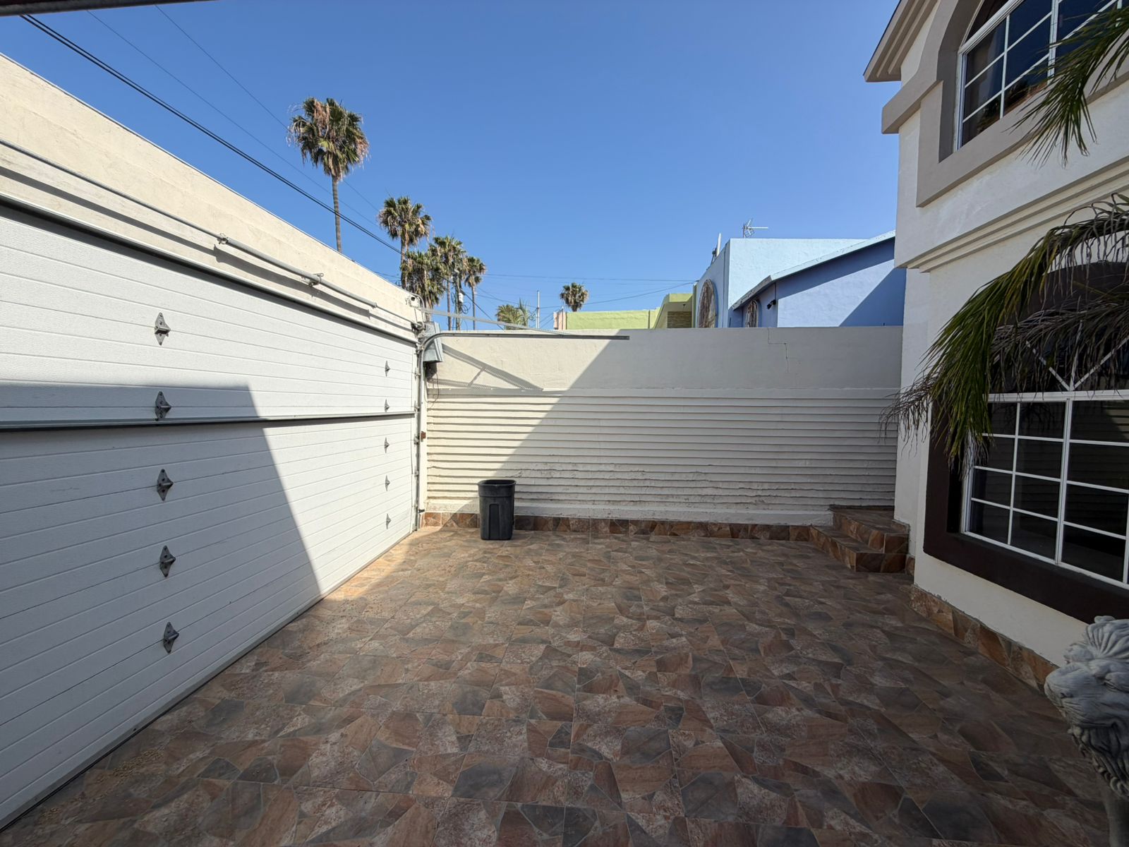 Oportunidad Única de Inversión en Playas de Tijuana: Casa Moderno y Espaciosa en Sección Jardines