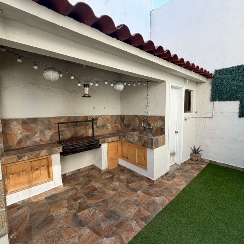Oportunidad Única de Inversión en Playas de Tijuana: Casa Moderno y Espaciosa en Sección Jardines