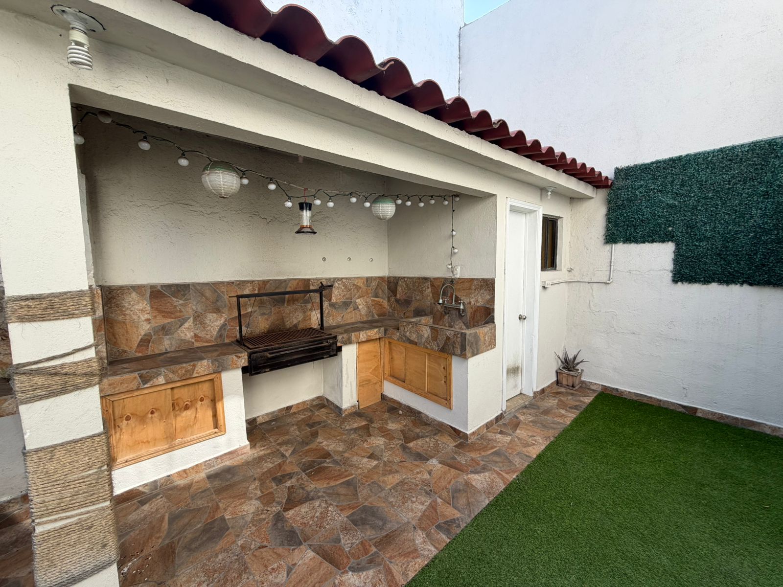 Oportunidad Única de Inversión en Playas de Tijuana: Casa Moderno y Espaciosa en Sección Jardines