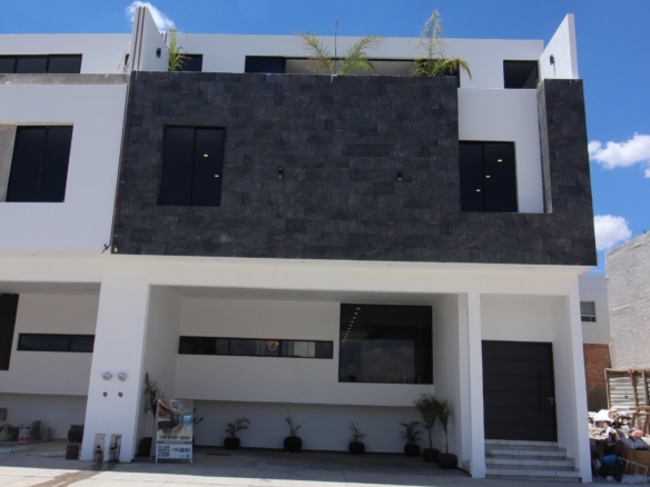 HERMOSA RESIDENCIA VILLAMAGNA/560 Metros de Construcción!