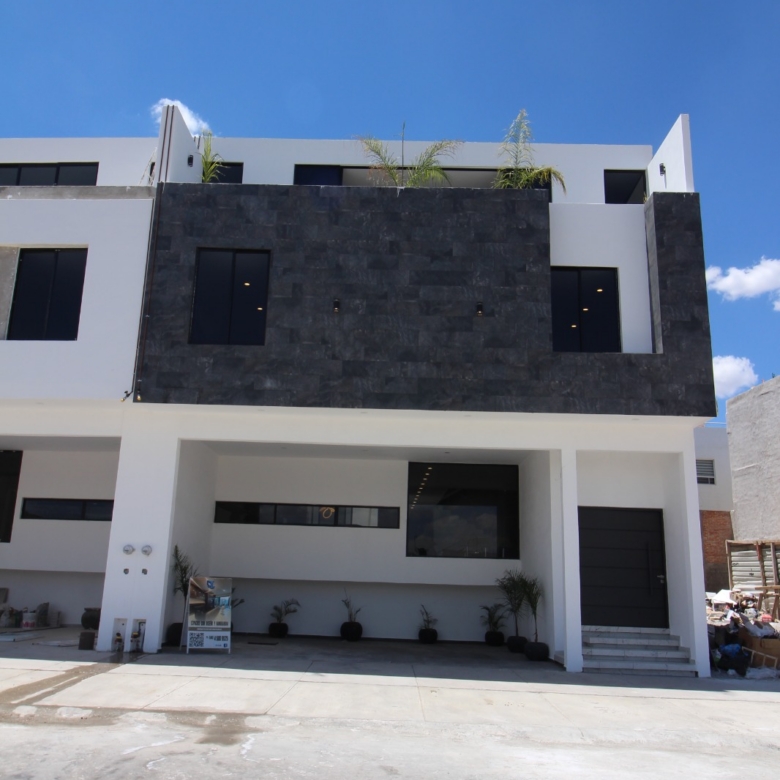 HERMOSA RESIDENCIA VILLAMAGNA/560 Metros de Construcción!