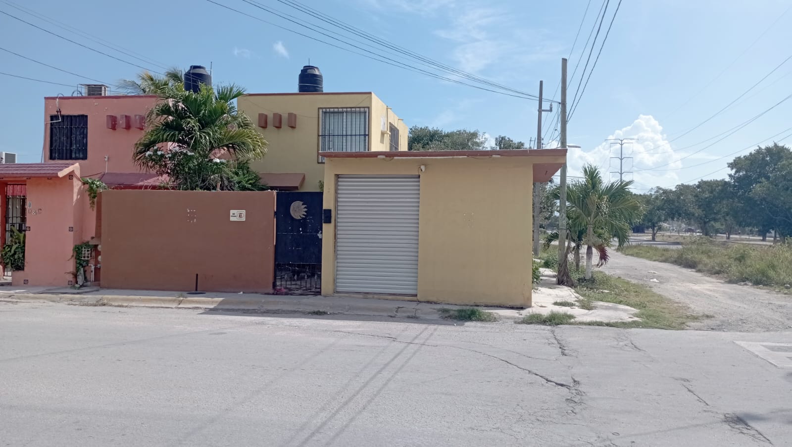 WhatsApp Image 2026-06-23 at 2.53.29 PM (1) Casa de 2 Niveles con Local Comercial Independiente en Esquina – Cancún, Quintana Roo