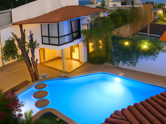 CASA EN VENTA CON ALBERCA Y PALAPA EN AV SIMBOLOS PATRIOS