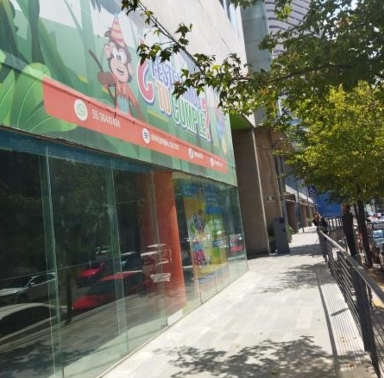 RENTA: Local Comercial en Interlomas muy amplio y excelente altura