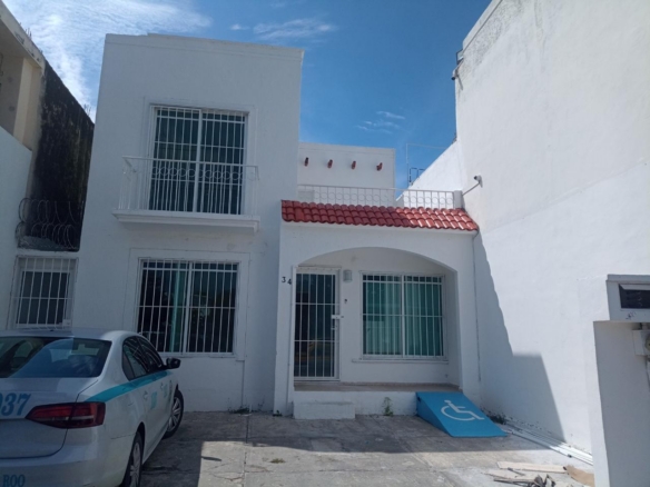 Casa de 2 Niveles en Venta sobre Avenida Principal de Playa del Carmen