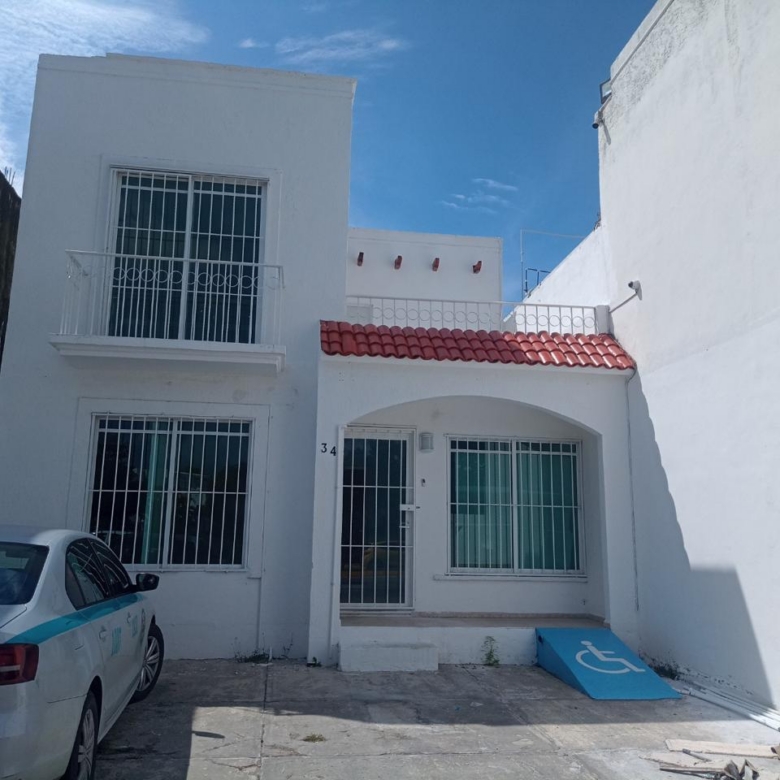 Casa de 2 Niveles en Venta sobre Avenida Principal de Playa del Carmen