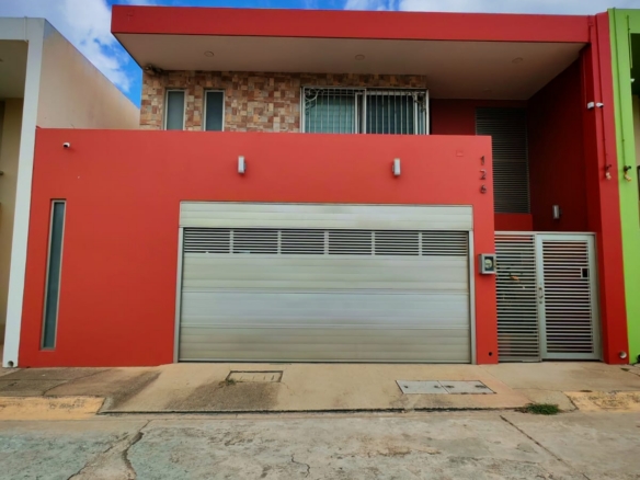 Residencia de Lujo con Alberca, Estudio y Oficina Independiente l Col. Paraíso