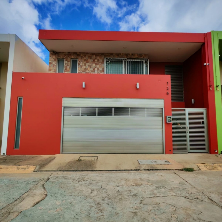 Residencia de Lujo con Alberca, Estudio y Oficina Independiente l Col. Paraíso