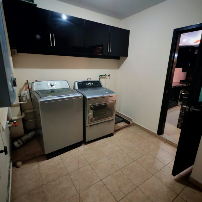 Residencia de Lujo con Alberca, Estudio y Oficina Independiente l Col. Paraíso