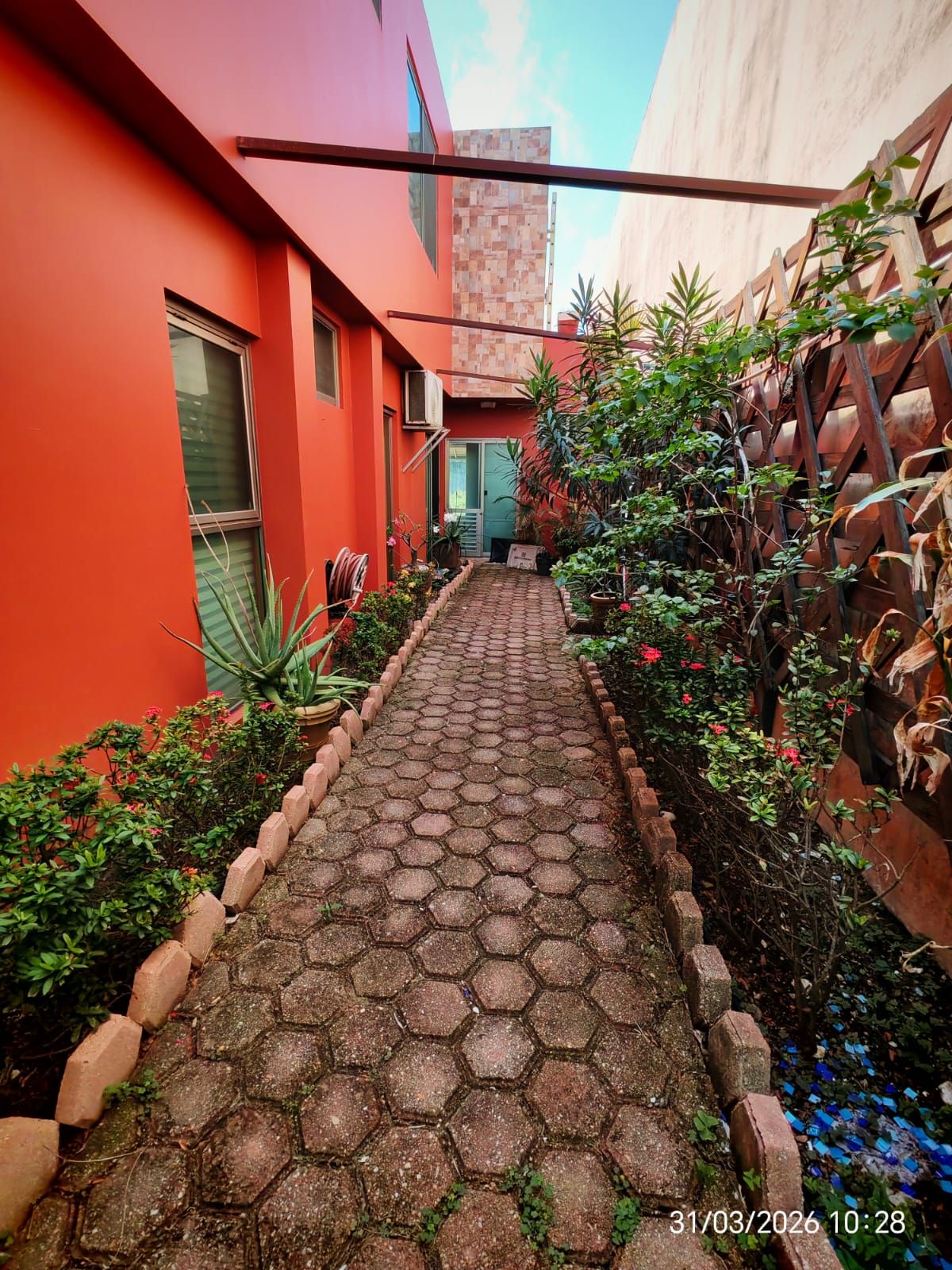 Residencia de Lujo con Alberca, Estudio y Oficina Independiente l Col. Paraíso