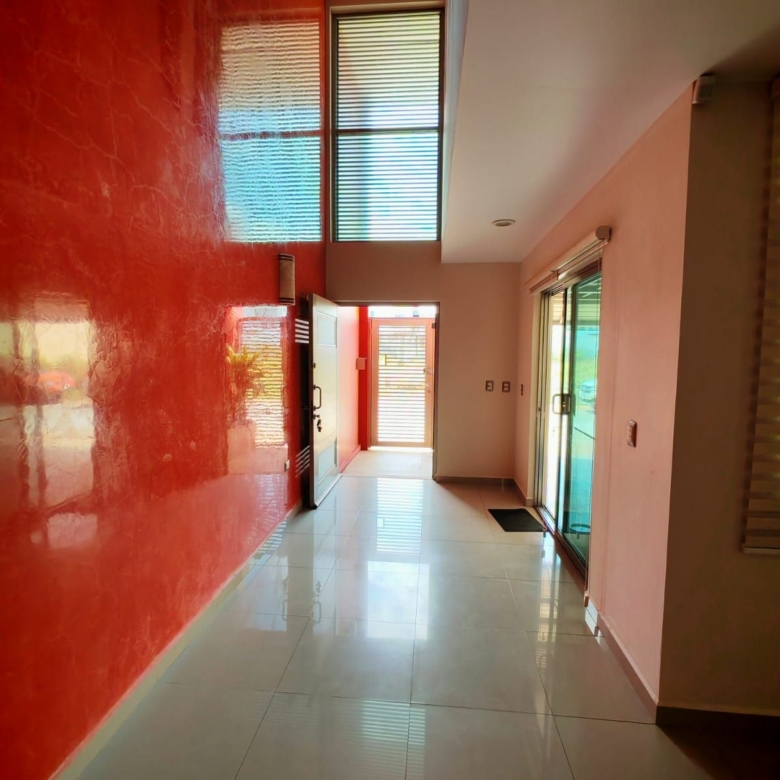 Residencia de Lujo con Alberca, Estudio y Oficina Independiente l Col. Paraíso