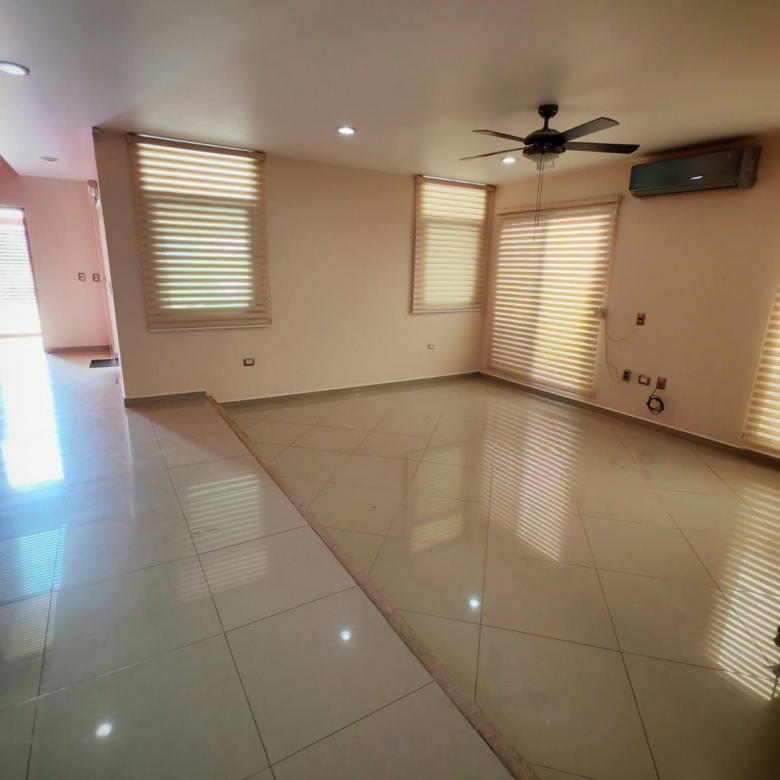 Residencia de Lujo con Alberca, Estudio y Oficina Independiente l Col. Paraíso