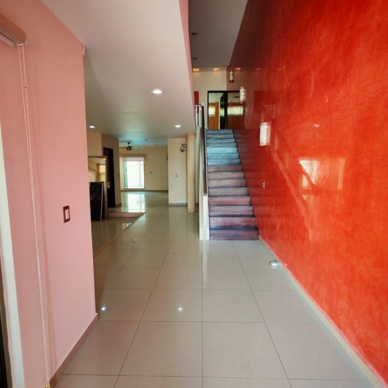 Residencia de Lujo con Alberca, Estudio y Oficina Independiente l Col. Paraíso