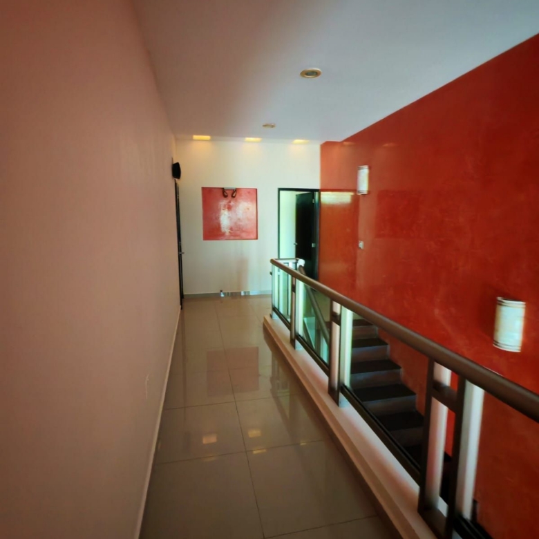 Residencia de Lujo con Alberca, Estudio y Oficina Independiente l Col. Paraíso