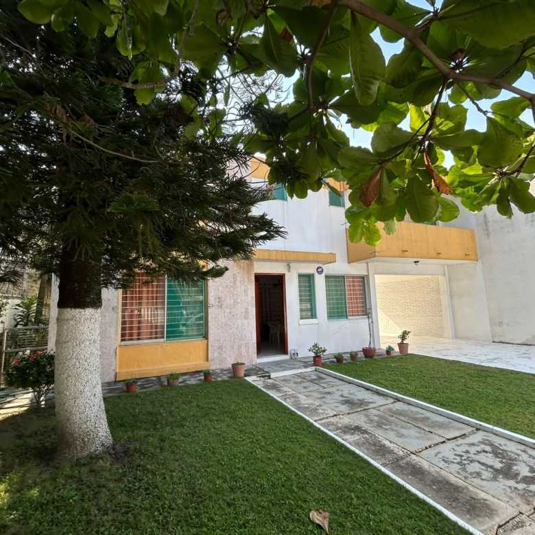 Residencia de Gran Escala y Estructura Impecable en Col. Petrolera | 540 m² de Terreno