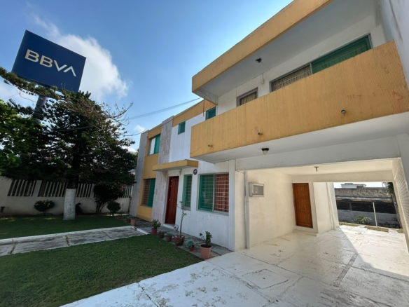 Residencia de Gran Escala y Estructura Impecable en Col. Petrolera | 540 m² de Terreno