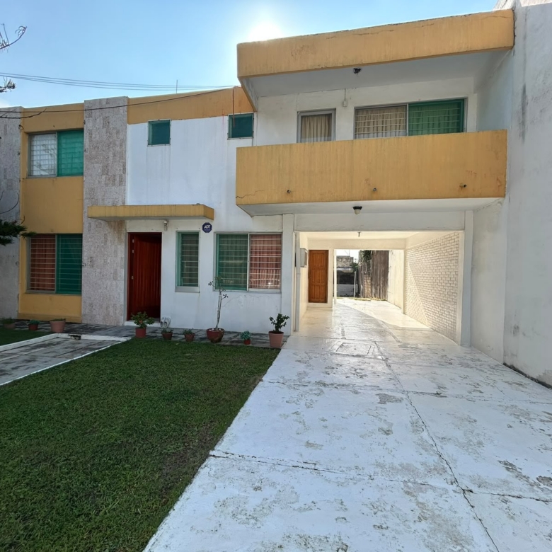 Residencia de Gran Escala y Estructura Impecable en Col. Petrolera | 540 m² de Terreno
