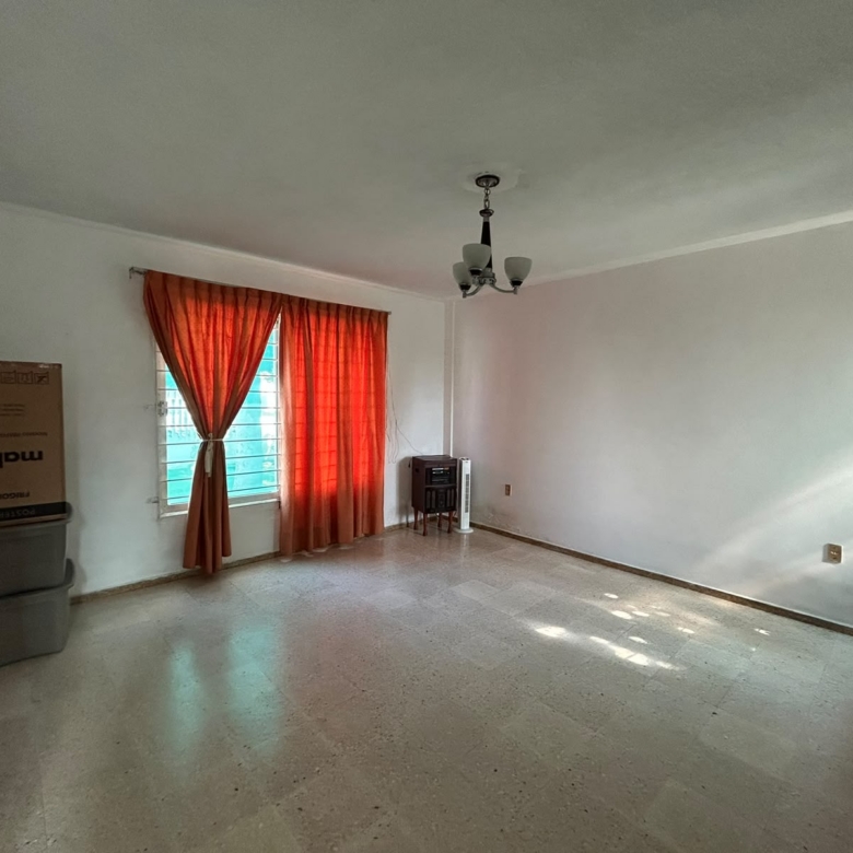Residencia de Gran Escala y Estructura Impecable en Col. Petrolera | 540 m² de Terreno