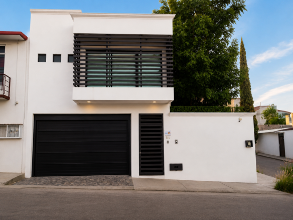 *”Amplia Casa en Renta con 6 Habitaciones en la Colonia Volcanes – Ideal para oficinas o consultorios”