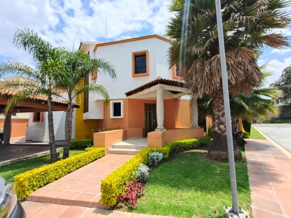 CASA EN VENTA EN FRACCIONAMIENTO VALLE DEL MOLINO.